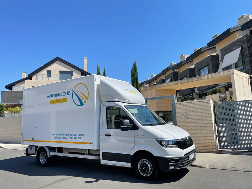 Furgoneta de ANDINOCUB realizando servicio de transporte nacional